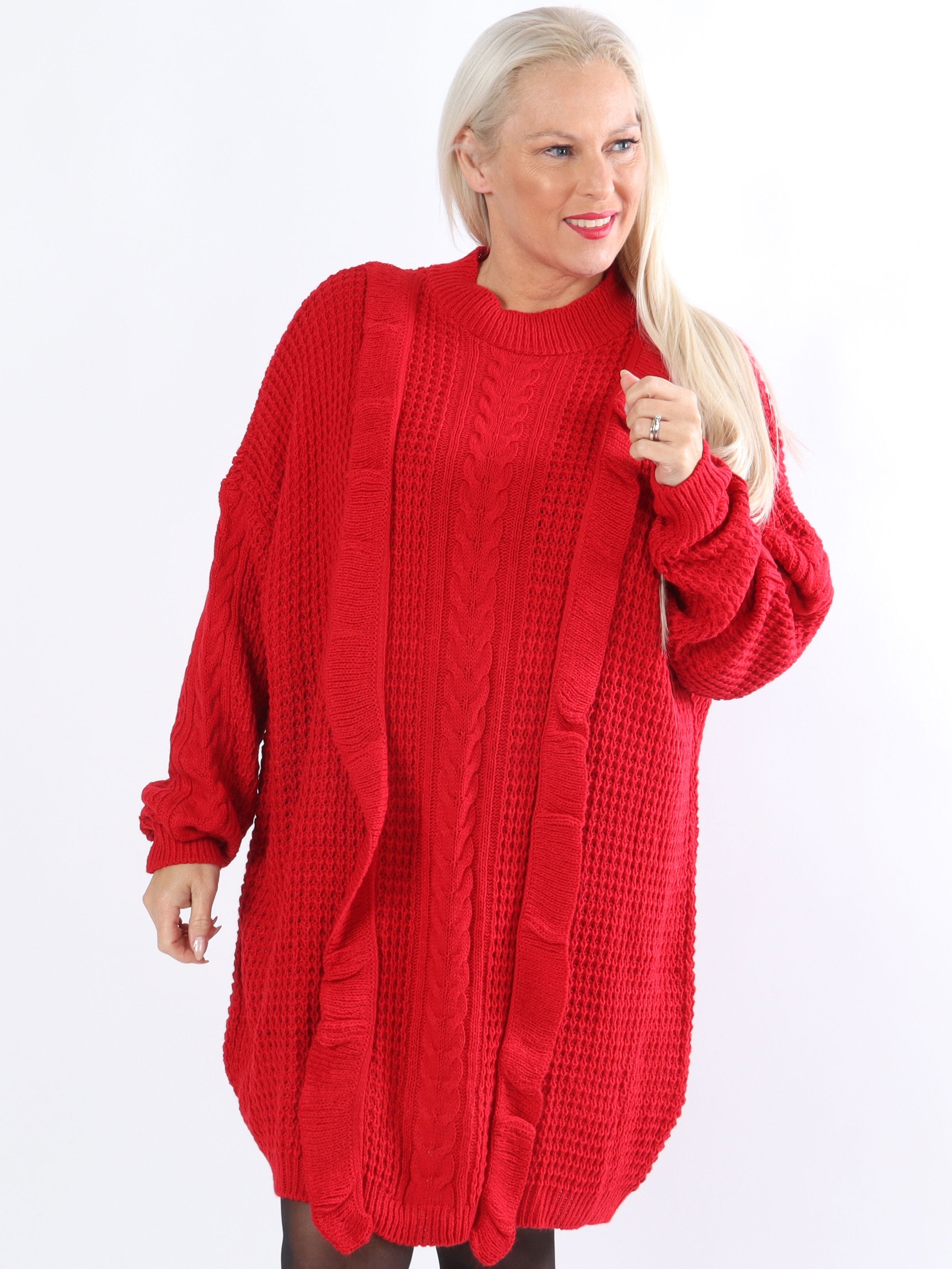 Lalisa - Plus size stickad klänning med kabelstickning och volanger